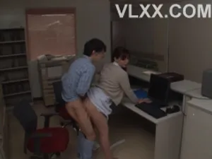 Nữa đêm bị chị gái nhân tình bú dương vật vì bị “nứng” lâu ngày