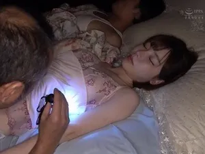 Anh trai xem sex bị em kế phát hiện nhưng bất ngờ là em ấy cũng thích xem