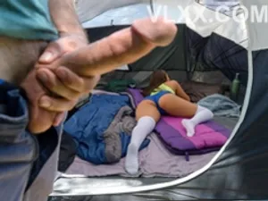 Đang ngủ trưa, chị dâu bị em chồng vén váy lên địt
