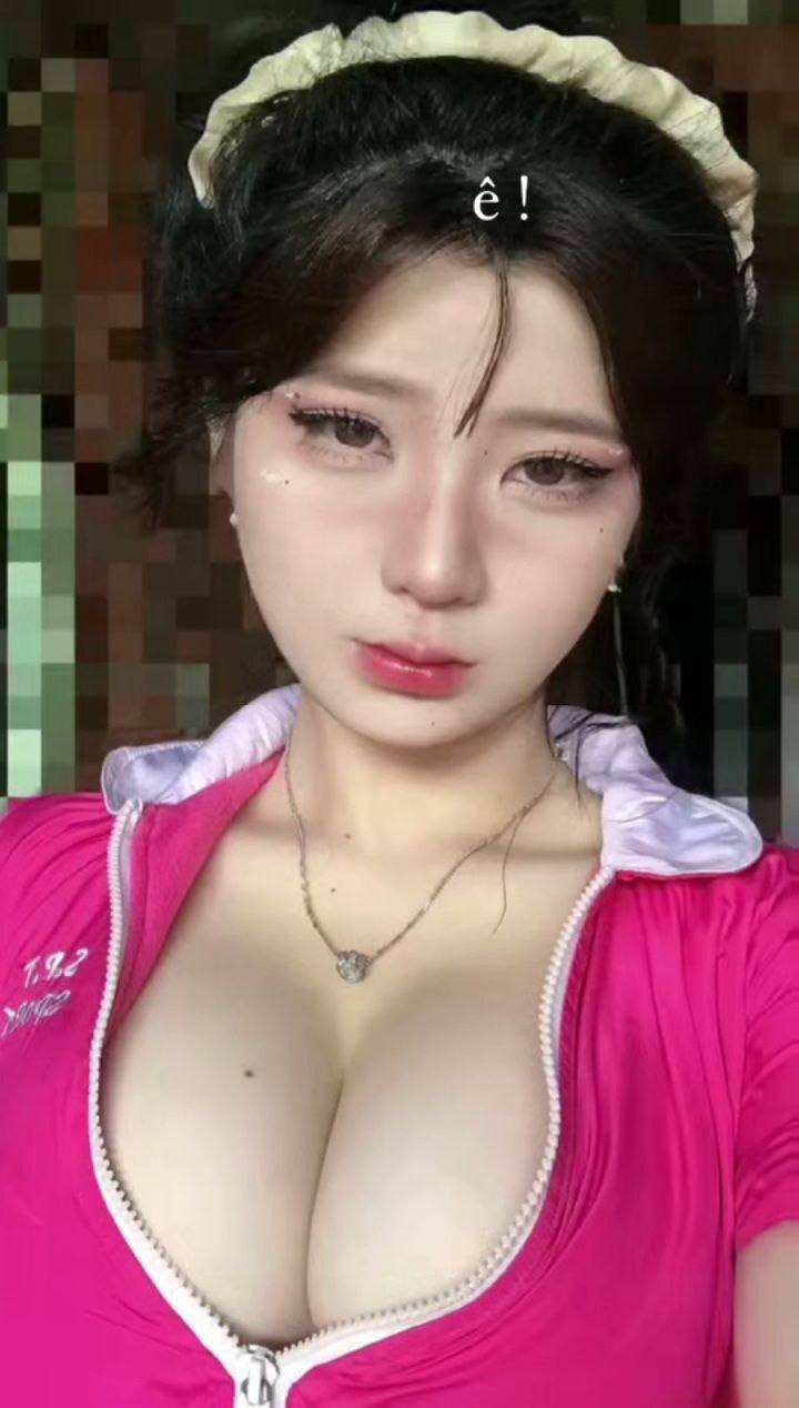 Một con rồng và hai con phượng hoàng, chị em thực sự bay cùng nhau, một con rồng hai đầu chèn một lỗ, hai người phụ nữ liếm trứng, cận cảnh đang dữ dội đụ vào âm hộ và chất nhờn màu trắng chảy ra, sau khi sử dụng đạo cụ, thủ dâm được đưa vào cả hai lỗ