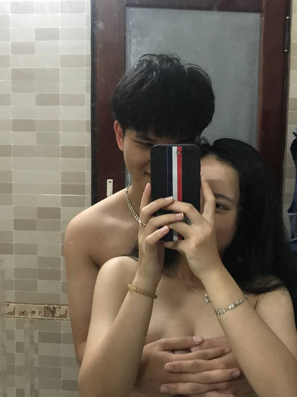 Chán chồng, quý bà đi tập thể dục tìm trai trẻ