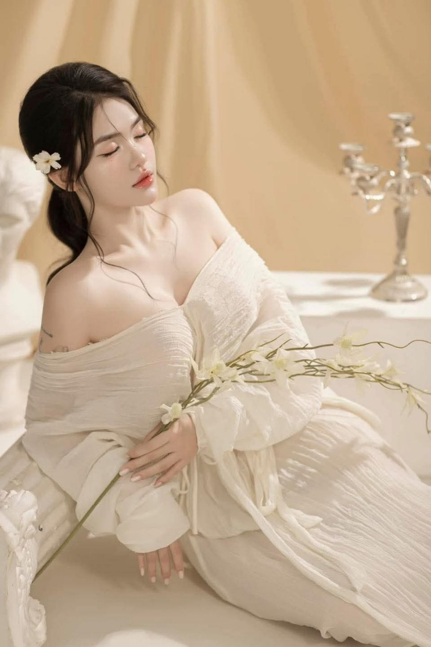 Ông chủ cọ xát con cặc của mình vào tất của cô thư ký và làm đầy tất đen bằng tinh dịch màu trắng